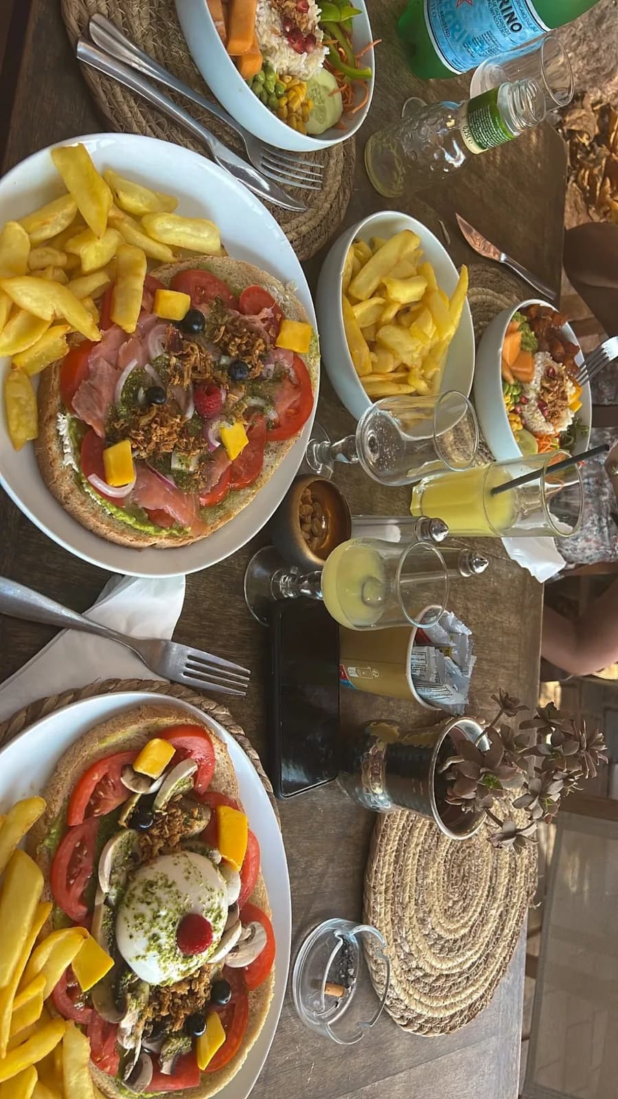 Gerichte auf einem Restauranttisch