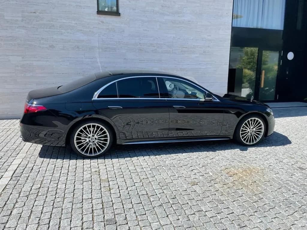 سيارة مرسيدس S-Class سوداء