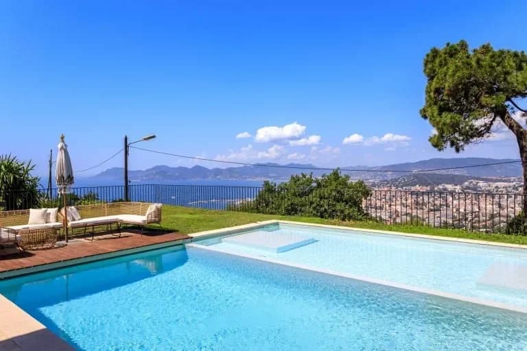 Piscina con vista sulla costa